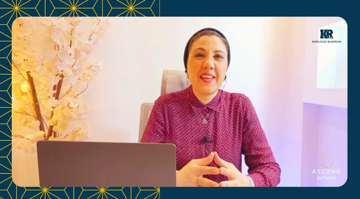 خلود رشدان أثناء شرح إحدى محاضرات الكورس